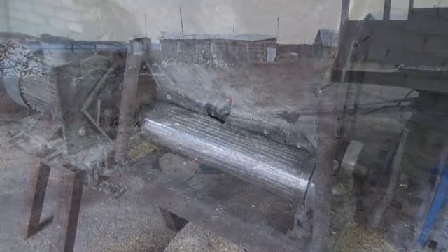 Зерноплющилку запустили, подписчику днюха, подкинул солому. смотреть онлайн
