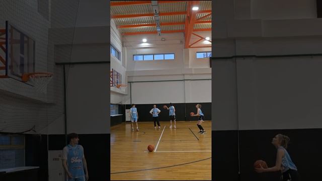 Кто забьет самый высокий бросок - тот выиграл 😳 смотреть онлайн