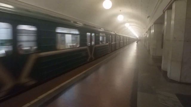 Отправление Номерного 81-717.5М/714.5М со станции метро Охотный Ряд смотреть онлайн