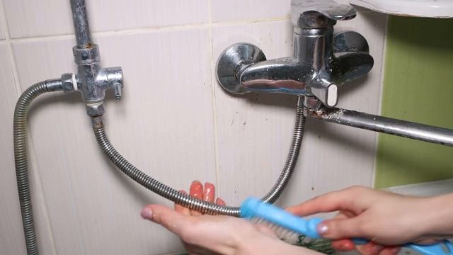 УБОЙНАЯ СИЛА ПРОТИВ РЖАВЧИНЫ! Очистить Кран, Унитаз, Душ от известкового налета, плесени и ржавчины смотреть онлайн