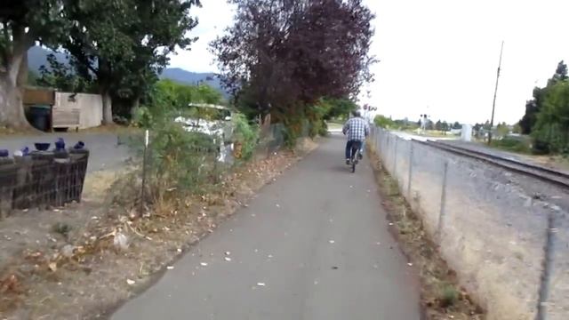 Cruising Ashland Oregon on Pedegos from Ashland Electric Bikes смотреть онлайн