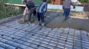 Заливаем железобетонную плиту перекрытия на гараж между первым и вторым этажом