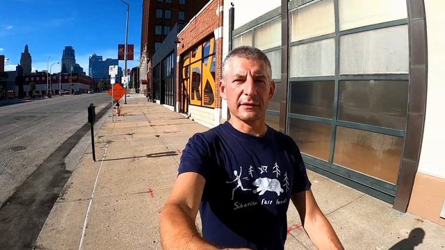 Канзас-Сити. Миссури. Церковь Саентологии. Динозавры охраняют мемориал. Работа и путешествия в США. смотреть онлайн