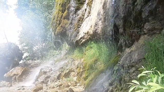Зеркальный водопад на скале Плачущий камень смотреть онлайн