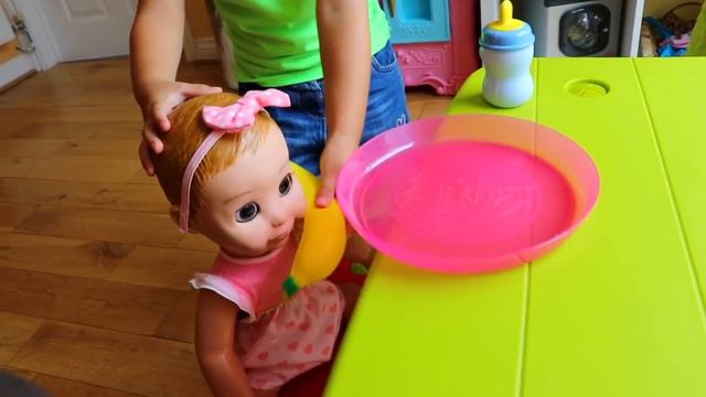 Ruby takes care of Babies! Kids Pretend Play with Baby Dolls Dress Up and Breakfast Feeding video смотреть онлайн
