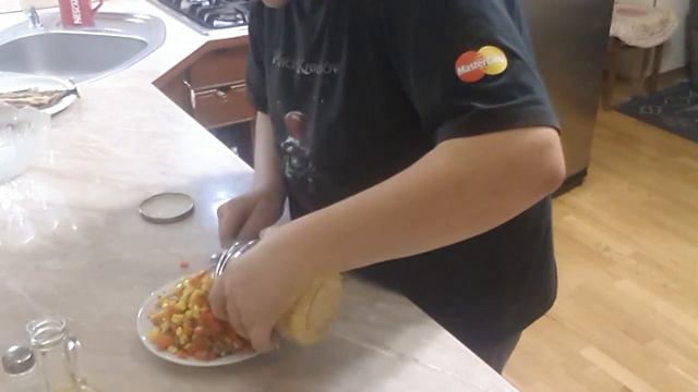 Як при готувати дієтичний салат, із  скумбрією.