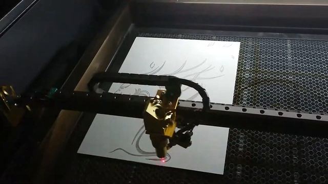 Гравировка зеркала. На CO2 лазером станке. смотреть онлайн