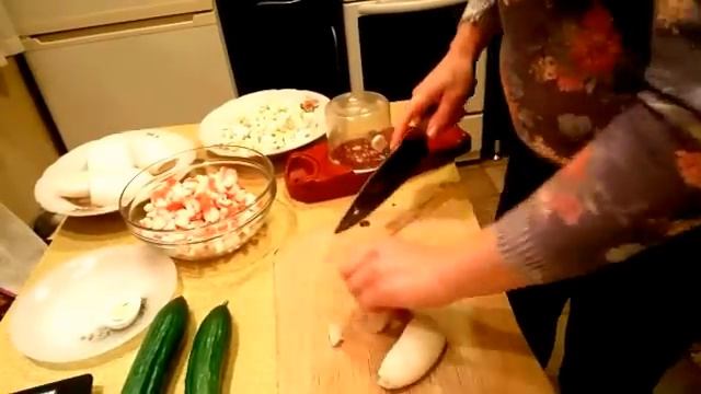 Морской салат. Салат с морепродуктами. Салат с кальмарами, креветками и красной икрой . смотреть онлайн
