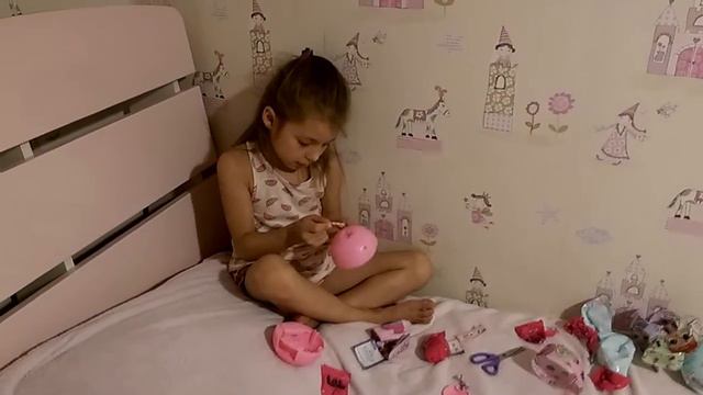 Полина открывает первую куклу сюрприз LOL смотреть онлайн