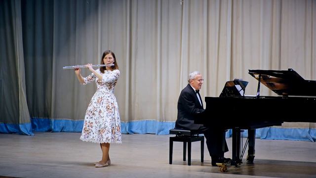 Инна Гоц, Телеман "Фантазия №2 для флейты соло", Пуленк "Соната для флейты" 1 часть смотреть онлайн