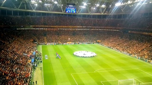 Real Madrid maçı öncesi muhteşem atmosfer ve tüyleri diken diken eden Şampiyonlar Ligi müziği смотреть онлайн