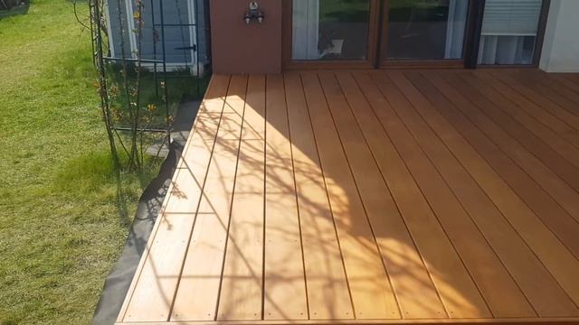 Taras drewniany z gładkiej deski tarasowej z gatunku Garapa. смотреть онлайн