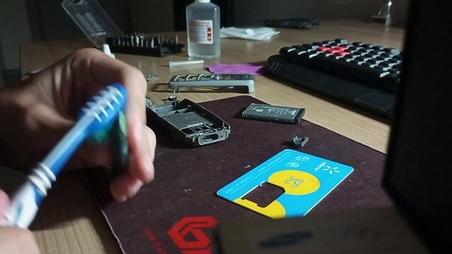 Nokia 1600 Замена гнезда зарядки, Очистка / Replacing the charging socket, Cleaning the phone смотреть онлайн