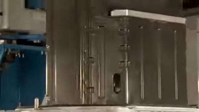 Elektrikli Renault Fluence Z.E batarya değişim istasyonunda смотреть онлайн