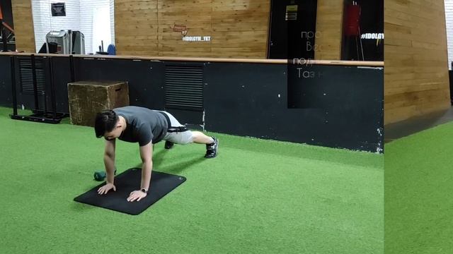 Перетягивание гантели в планке смотреть онлайн