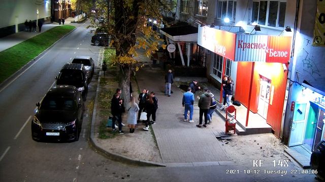 Мужчина с портативной колонкой развлекает толпу смотреть онлайн
