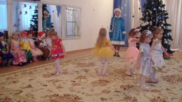 Танец звёздочек на Новогоднем утреннике Детский сад Родничок 23.12.2016 смотреть онлайн