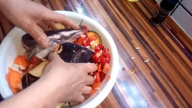 Головы сомов с овощами в духовке. смотреть онлайн
