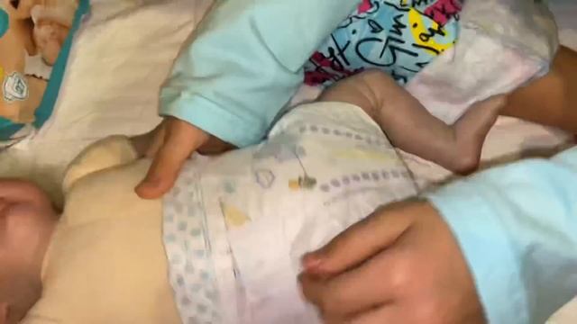 Алиса ухаживает ЗА РЕБОРНОМ Алисой Выбираем в чем Алиса будет спать в гостях! Reborn Baby Care Vide