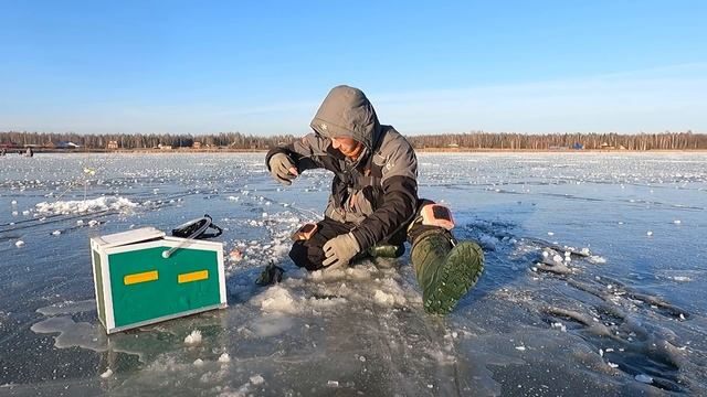 Плотва на мормышку на зимней рыбалке по первому льду 2021 смотреть онлайн