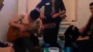 Цыган играет на гитаре Журавли улетели