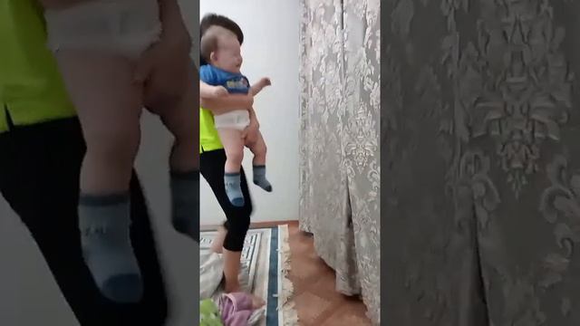 Дети проснувшись ночью решили развлечься. Почему они хотят играть по середине ночи а не днем смотреть онлайн