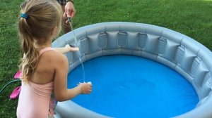 Кристина на даче купается в бассейне