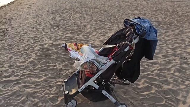 Коляска на море. Лайфхак для путешествующих / Младенец на море смотреть онлайн