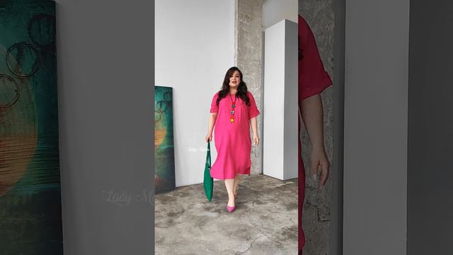 Платье прямое жатое с ярким украшением смотреть онлайн