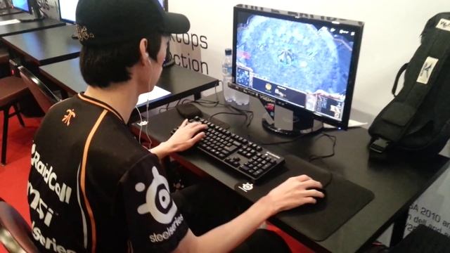 Fnatic Moon amazing keyboard usage @ Assembly Summer 2012 ASUS ROG Tournament смотреть онлайн