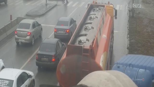 Бешеная бетономешалка с отказавшими тормозами попала на видео в Волгограде смотреть онлайн