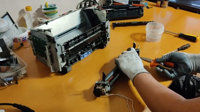Разбор принтера HP LaserJet 1015 [ТО#1] смотреть онлайн