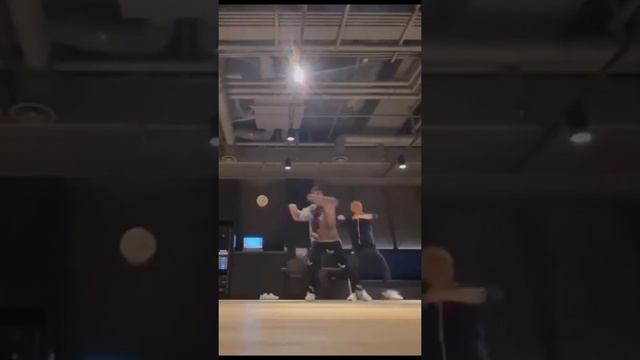 TREASURE JUNGHWAN AND HYUNSUK DANCING WITH 'POSE - SIMON DOMINIC' смотреть онлайн