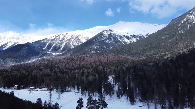 Дорога в Архыз в горах зимой вид с квадрокоптера. Нижний Архыз, обсерватория, спуск на поляну Таулу смотреть онлайн
