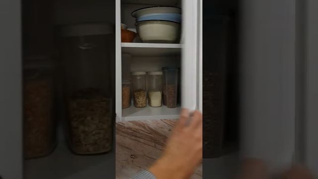 Очень классная кухня с пеналами и столовой зоной смотреть онлайн