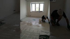 Укладка кварцвинила. Наносим клей шпателем.