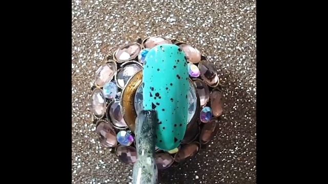 Топ «перепелиное яйцо» от PNB | с мелким нежным шиммером в составе смотреть онлайн