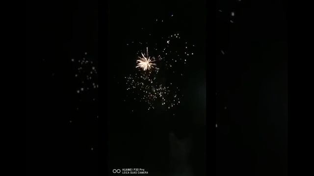 Baterie Golden Dream 3 100 Focuri Fireshow ( JS100-3 ) смотреть онлайн