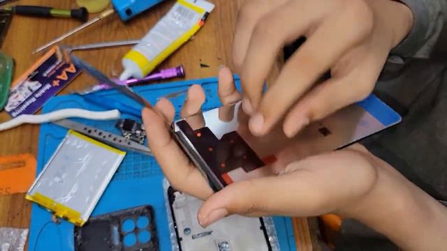 Замена экрана Repair Your Destroyed motorola one 5g Phone with an LCD Combo Replacement смотреть онлайн