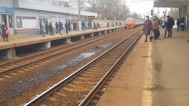 Электричка Болшево-Москва ЯР на ст. Подлипки дачные смотреть онлайн