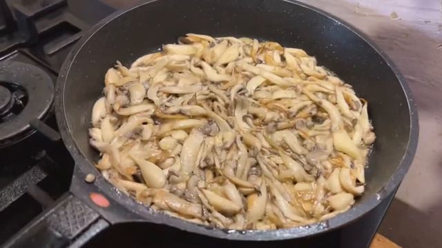 ЖАРЕНАЯ КАРТОШЕЧКА С ГРИБАМИ НА САЛЕ (СПЕЦМЕНЮ для ЗАЩИТНИКОВ) смотреть онлайн