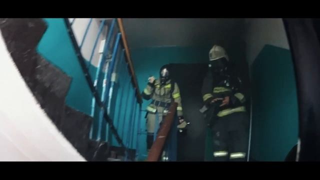 ГЛАЗАМИ МЧС_ Пожар на чердаке. Сильное задымление смотреть онлайн