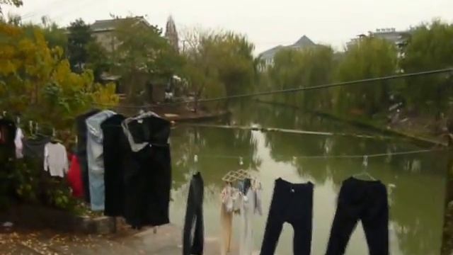 Живописная улица в Янчжоу. 沿着扬州运河风景如画的街道。Picturesque street along the canal in Yangzhou. смотреть онлайн