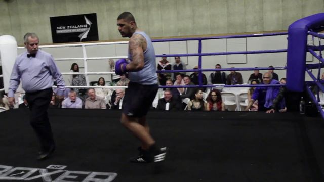 Championship Showdown - Toni Mahoni vs Leroy Mutu смотреть онлайн