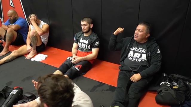 ИСЛАМ МАХАЧЕВ ПРОТИВ ДЭНА ХУКЕРА! Дагестанская борьба или новозеландский бокс? Прогноз от Яниса смотреть онлайн