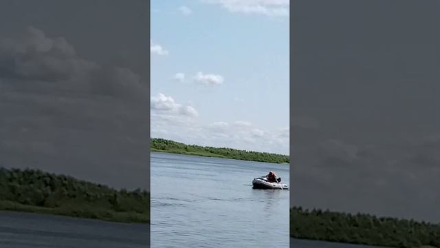 Коля один на лодке пытался снять удочку с зацепа.28.06.23 смотреть онлайн