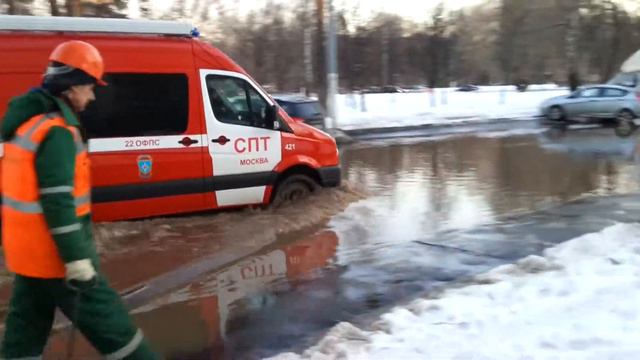Затопило улицу. 1-я Напрудная, Москва. смотреть онлайн