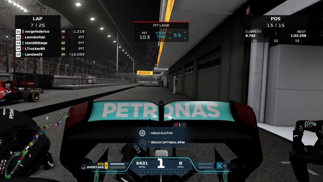 Mercedes Pit Crew is MENTAL F1 2021 смотреть онлайн