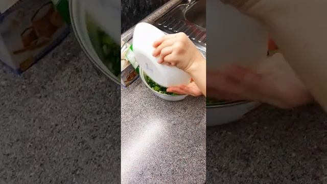 Весенние пирожки с луком и яйцом.