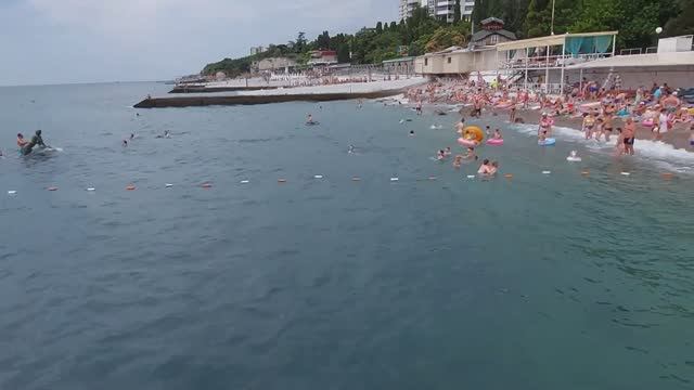 © Пляжи в Мисхоре битком. Цены в кафешках у моря. Крым